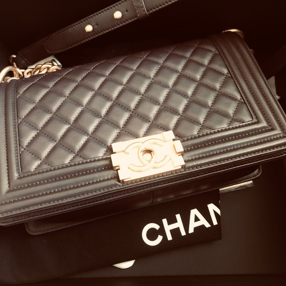 New CHANEL  Quilted Medium Boy Flap Shoulder Bag with Gold Chain. - Picture 3 of 13